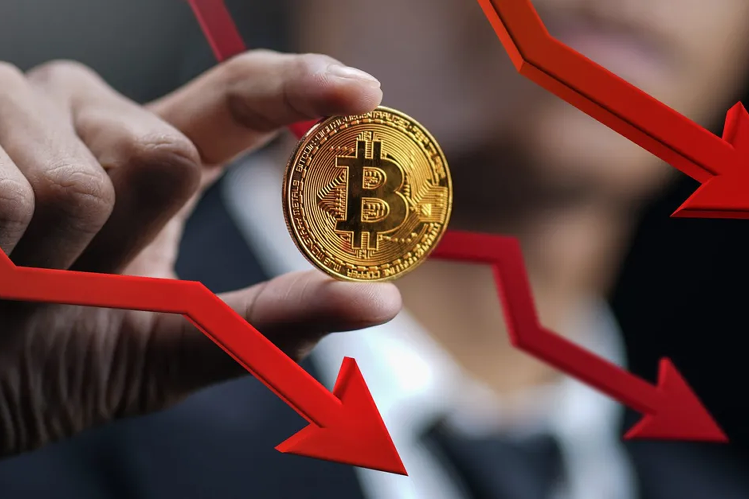 За три месяца компании купили биткоин на 7,7 миллиарда долларов, но его цена продолжает падать.